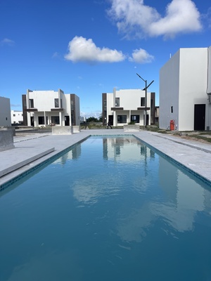 Casa en Brisas de Punta Cana, Bávaro con 3 habitaciones, 3 baños, 2 parqueos de 2 niveles con mantenimiento incluido - Imagen 3