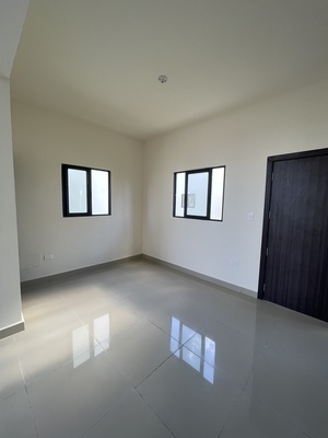 Casa en Brisas de Punta Cana, Bávaro con 3 habitaciones, 3 baños, 2 parqueos de 2 niveles con mantenimiento incluido - Imagen 4