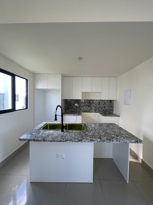 Casa en Brisas de Punta Cana, Bávaro con 3 habitaciones, 3 baños, 2 parqueos de 2 niveles con mantenimiento incluido - Imagen 5