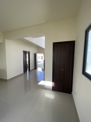 Casa en Brisas de Punta Cana, Bávaro con 3 habitaciones, 3 baños, 2 parqueos de 2 niveles con mantenimiento incluido - Imagen 6