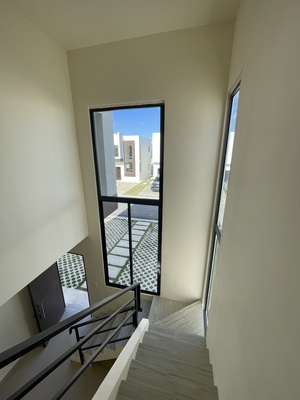 Casa en Brisas de Punta Cana, Bávaro con 3 habitaciones, 3 baños, 2 parqueos de 2 niveles con mantenimiento incluido - Imagen 2