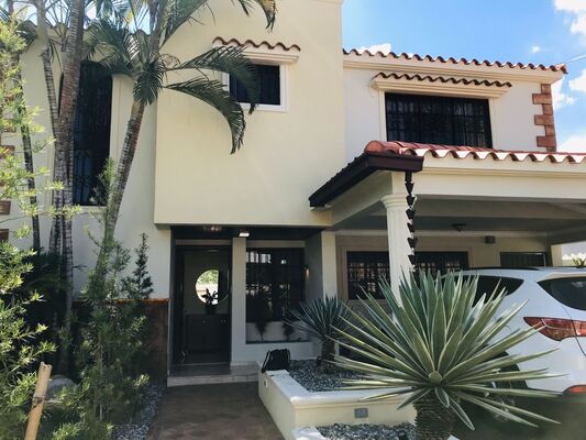 Casa en Arroyo Hondo, Santo Domingo D.N. con 3 habitaciones, 3 baños, 4 parqueos de 2 niveles de 6000 mts² - Imagen 5