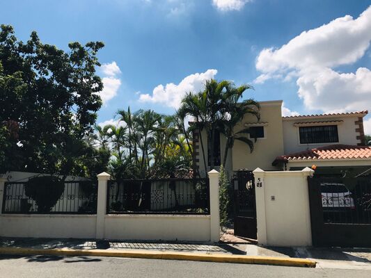Casa en Arroyo Hondo, Santo Domingo D.N. con 3 habitaciones, 3 baños, 4 parqueos de 2 niveles de 6000 mts² - Imagen 2