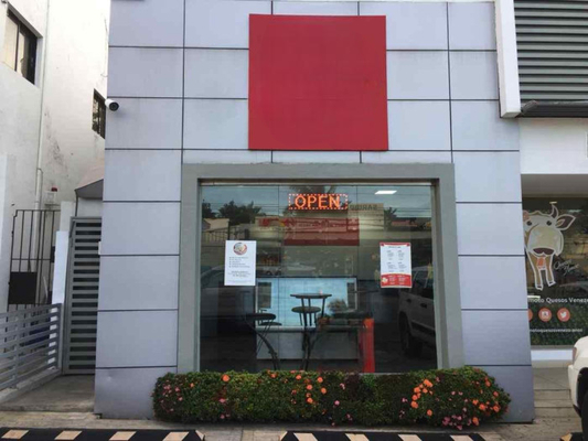 Local comercial en Los Prados, Santo Domingo D.N. con 1 baño y 1 parqueo en 2do nivel de 20 mts² con mantenimiento incluido - Imagen 2