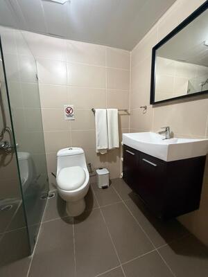 Apartamento en Evaristo Morales, Santo Domingo D.N. con 1 habitación, 1 baño, 1 parqueo en 3er nivel de 75 mts² con mantenimiento incluido - Imagen 4