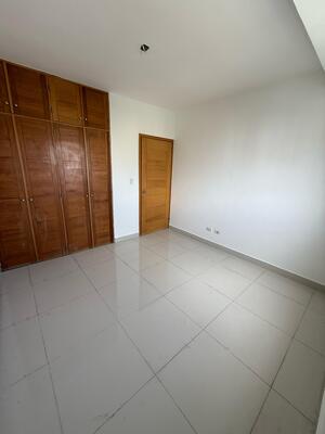 Apartamento en El Millón, Santo Domingo D.N. con 4 habitaciones, 3 baños, 2 parqueos en 6to nivel de 236 mts² con mantenimiento incluido - Imagen 4