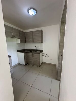 Apartamento en Guaricano Central, Santo Domingo Norte con 3 habitaciones, 2 baños en 3er nivel con mantenimiento incluido - Imagen 2