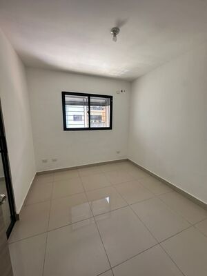 Apartamento en Guaricano Central, Santo Domingo Norte con 3 habitaciones, 2 baños en 3er nivel con mantenimiento incluido - Imagen 4