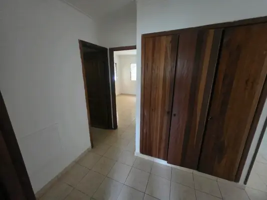 Apartamento en Altos de Arroyo Hondo III, Santo Domingo D.N. con 5 parqueos en 1er nivel de 125 mts² con mantenimiento incluido - Imagen 7