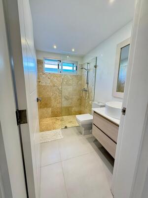 Apartamento en Cocotal Golf & Country Club, Bávaro con 2 habitaciones, 2 baños, 1 parqueo con mantenimiento incluido - Imagen 2