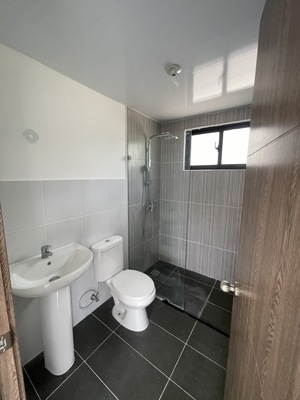 Apartamento en Brisas de Punta Cana, Bávaro con 1 habitación, 2 baños, 1 parqueo en 3er nivel de 48 mts² con mantenimiento incluido - Imagen 2