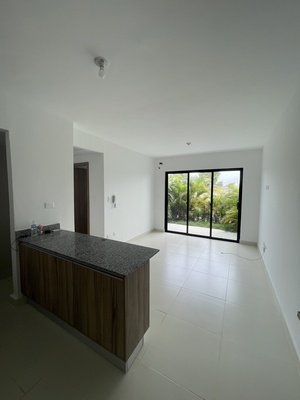 Apartamento en Brisas de Punta Cana, Bávaro con 1 habitación, 2 baños, 1 parqueo en 3er nivel de 48 mts² con mantenimiento incluido - Imagen 5