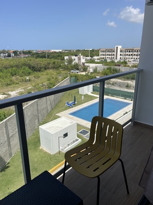 Apartamento en LOS CORALES, Bávaro con 1 habitación, 1 baño, 1 parqueo en 4to nivel de 52 mts² con mantenimiento incluido - Imagen 4