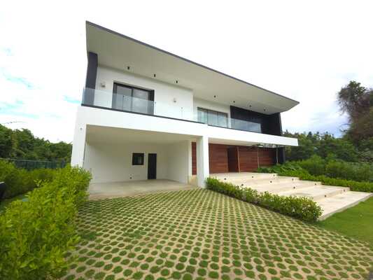 Villa en Bávaro, Punta Cana con 4 habitaciones, 4 baños de 2 niveles de 750 mts² - Imagen 2