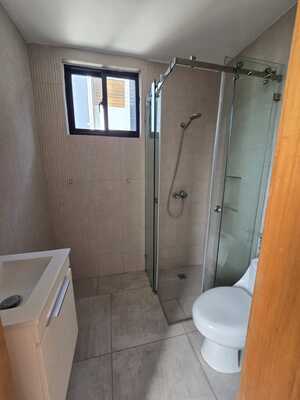 Apartamento en Evaristo Morales, Santo Domingo D.N. con 2 habitaciones, 2 baños, 2 parqueos en 5to nivel de 110 mts² con mantenimiento incluido - Imagen 6