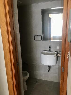 Apartamento en Zona Universitaria, Santo Domingo D.N. con 2 habitaciones, 2 baños, 1 parqueo en 4to nivel de 100 mts² con mantenimiento incluido - Imagen 2