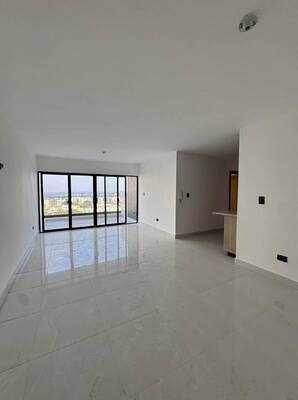 Apartamento en Av. Hispanoaméricana, Santiago con 3 habitaciones, 2 baños, 4 parqueos en 9no nivel de 120 mts² con mantenimiento incluido - Imagen 2