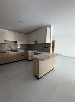 Apartamento en Av. Hispanoaméricana, Santiago con 3 habitaciones, 2 baños, 4 parqueos en 9no nivel de 120 mts² con mantenimiento incluido - Imagen 3