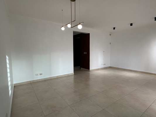Apartamento en La Española, Santiago con 4 habitaciones, 4 baños, 2 parqueos en 2do nivel de 209 mts² con mantenimiento incluido - Imagen 3