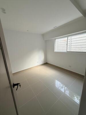 Apartamento en Autopista San Isidro, Santo Domingo Este con 3 habitaciones, 2 baños, 1 parqueo en 1er nivel de 94 mts² - Imagen 2