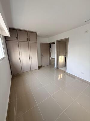 Apartamento en Autopista San Isidro, Santo Domingo Este con 3 habitaciones, 2 baños, 1 parqueo en 1er nivel de 94 mts² - Imagen 3