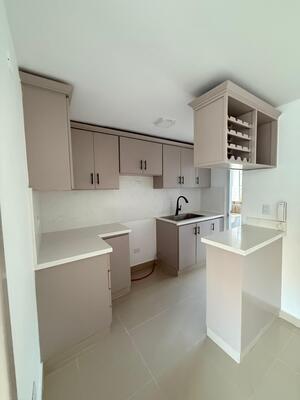 Apartamento en Autopista San Isidro, Santo Domingo Este con 3 habitaciones, 2 baños, 1 parqueo en 1er nivel de 94 mts² - Imagen 5