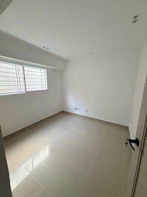 Apartamento en Autopista San Isidro, Santo Domingo Este con 3 habitaciones, 2 baños, 1 parqueo en 1er nivel de 94 mts² - Imagen 7