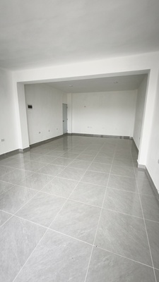 Local comercial en Jacobo Majluta, Santo Domingo Norte con 1 baño y 6 parqueos en 2do nivel de 40 mts² con mantenimiento incluido - Imagen 2