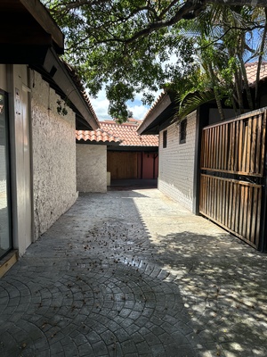Local comercial en Brisas De Bávaro, Bávaro con 2 baños y 2 parqueos de 250 mts² - Imagen 2