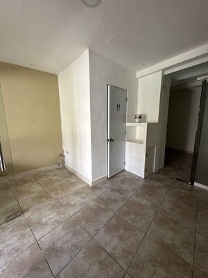 Local comercial en Brisas De Bávaro, Bávaro con 1 baño y 1 parqueo de 50 mts² con mantenimiento incluido - Imagen 3
