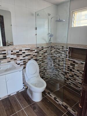 Apartamento en Hato Mayor, Santiago con 3 habitaciones, 3 baños, 2 parqueos en 1er nivel de 125 mts² con mantenimiento incluido - Imagen 3
