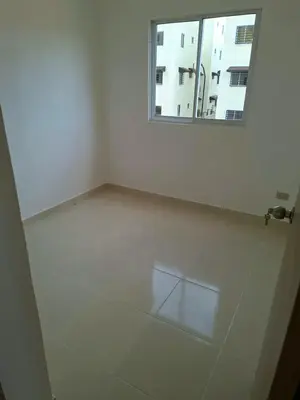 Apartamento en Av. Ecológica, Santo Domingo Este con 3 habitaciones, 1 baño, 1 parqueo en 2do nivel con mantenimiento incluido - Imagen 2